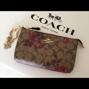 🌸 Coach Large Wristlet In Signature Canvas NWT.